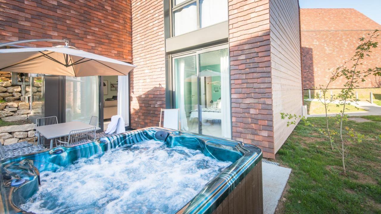 Cote Jardin Avec Jacuzzi Privatif Et Parking Prive Apartman Sarlat-la-Canéda Kültér fotó